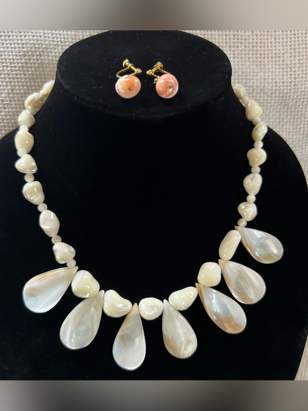 Elegant Vintage Mother-of-Pearl Teardrop Necklace w/ Queen Conch Earrings Set